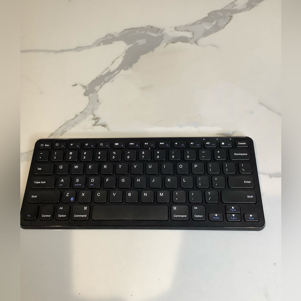 Anker Ultraslim Bluetooth Keyboard Black, Gently Used Works Perfectly!